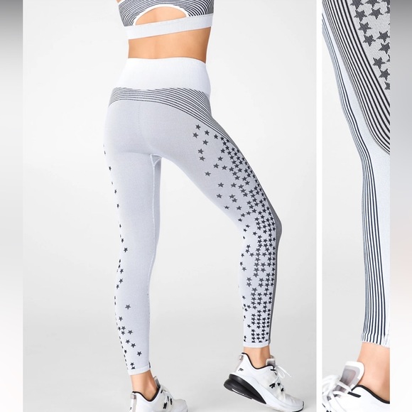 Fabletics SET High-Waisted Seamless Star Capri & Star Seamless Bra - Picture 2 of 8